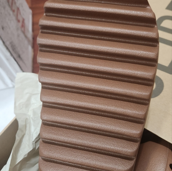 Yeezy slides- Flax (brand new) - Picture 4 of 6